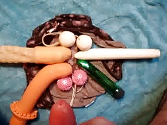 jouir sur les jouets de ma mere - cum on moms toys