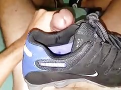 Masturbacao e gozada no Nike Shox e outros tenis emprestado
