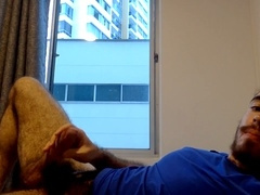 Musclé et adorable, un jeune homme poilu se masturbe et éjacule partout