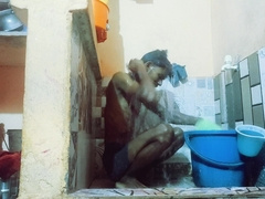 Wash the filth and shampoo while taking a bathtub