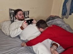 Osos chupándose las pollas en pijama (Brief Movie)