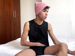 Colombian boy and vergon has a great erection and takes out his hot milk