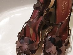 Piss on her sandals