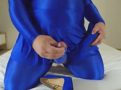 Solo grizzly father in latex suit jizzing in his high high-heeled shoes