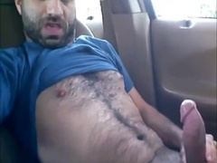 Pajote de barbudo peludo en el coche 4