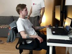 Twink distracted the guy from work, the guy with a big cock fucked Twink's tight asshole and cummed