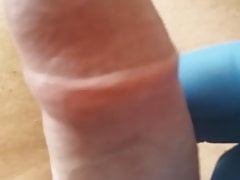 Opa wixt mit Gummihand
