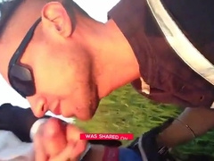 Executivo e Garoto Mamando no Parque