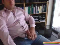 ALEMAN EN LA OFICINA SE LA MENEA Y ME DA EL CULO - JUGANDO EN LA CAM GAY.mp