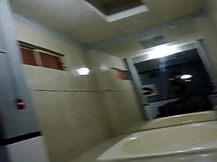 Oso me sienta en aparato de motel para que sola me mate