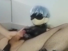 Je suis attaché et un homme utilise des jouets sur moi