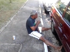 Pinguco mijando na calcada do bar