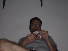 Gordinho comendo duas barra de chocolate  exitado
