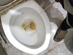 Peeing in toilet with clear audio