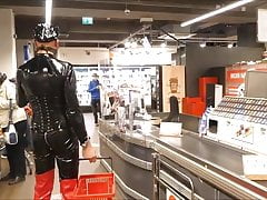 Plastikschlampe bei REWE in hautengem Lack und Nuttenstiefel