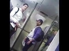 il ricchione mi suca il cazzo in bagno i