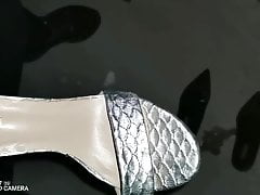 I like high heels. I hope everyone can communicate with me.