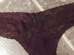 Geil in String abgerotzt