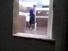 Cruising en los baños, mamando a desconocidos