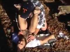 Dos machos follando al aire libre