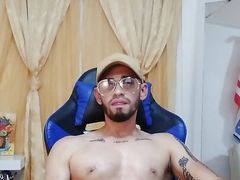 Chico caliente juega con su jeguete